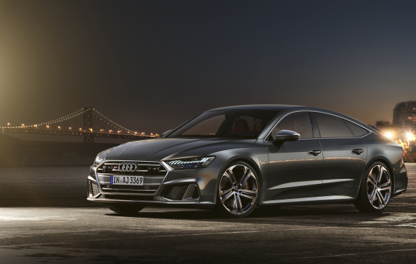 Автомобиль Audi S7 Sportback TDI 2019 у реки