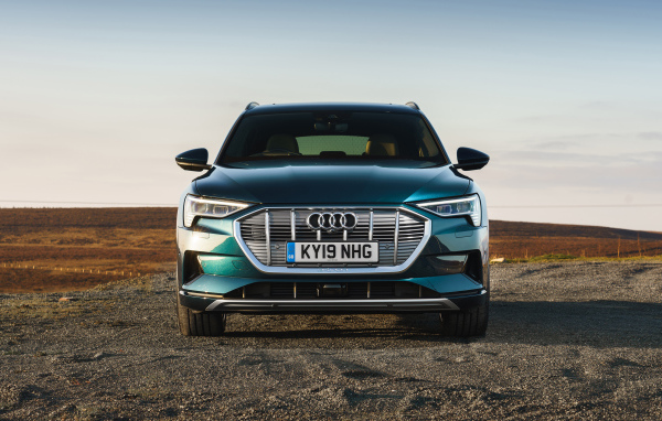Стильный автомобиль Audi E-Tron 55 Quattro 2019 года 