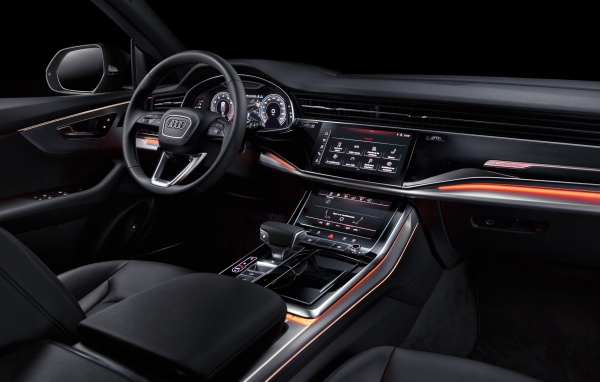 Черный кожаный салон автомобиля Audi Q8 55 TFSI Quattro S Line 2019 года