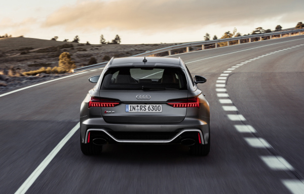 Серебристый автомобиль Audi RS 6 Avant 2019 года на дороге