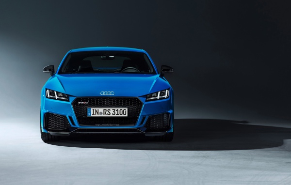 Синий автомобиль Audi TT RS на сером фоне