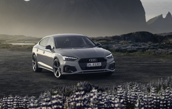 Автомобиль Audi A5 Sportback 40 TFSI S Line 2019 года на фоне гор
