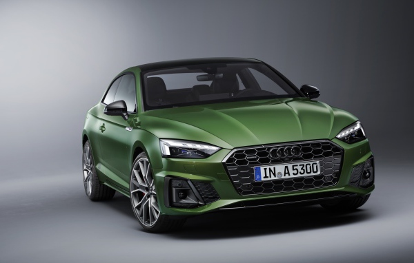 Зеленый автомобиль Audi A5 Coupe 40 TFSI Quattro S Line 2019 года на сером фоне