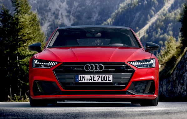 Красный автомобиль Audi A7 Sportback 55 TFSI E Quattro S Line 2019 года на трассе 