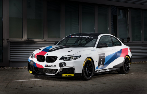 Спортивный автомобиль BMW M240i Racing 2018 года