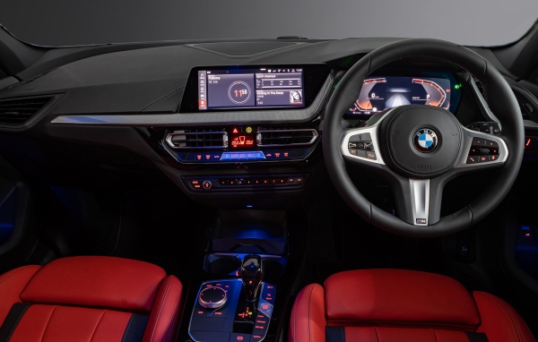 Салон автомобиля BMW 118i M Sport 2019 года