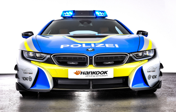 Автомобиль BMW I8, 2019 года вид спереди