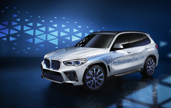 Автомобиль BMW I Hydrogen NEXT 2019  года на синем фоне