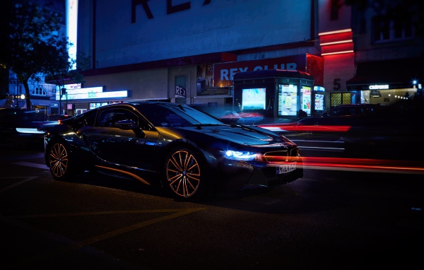 Черный стильный автомобиль BMW I8 2019 года на улице города