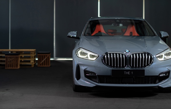 Серый автомобиль BMW 118i M Sport 2019 года в гараже