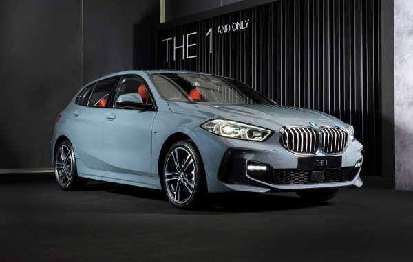 Серебристый автомобиль BMW 118i M Sport 2019 года