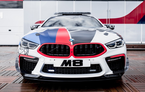 Автомобиль BMW M8, 2019 года вид спереди