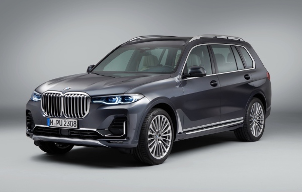 Внедорожник BMW X7, 2018 года на сером фоне