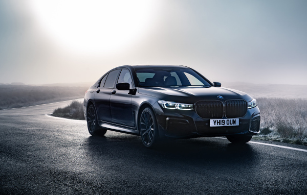 Черный автомобиль BMW 750i xDrive M Sport 2019 года на дороге 