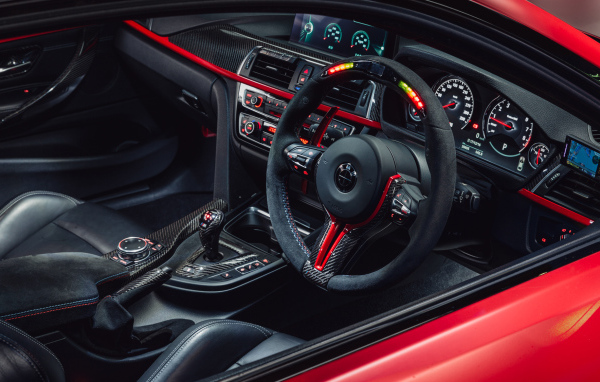 Черный салон красного автомобиля BMW M4 