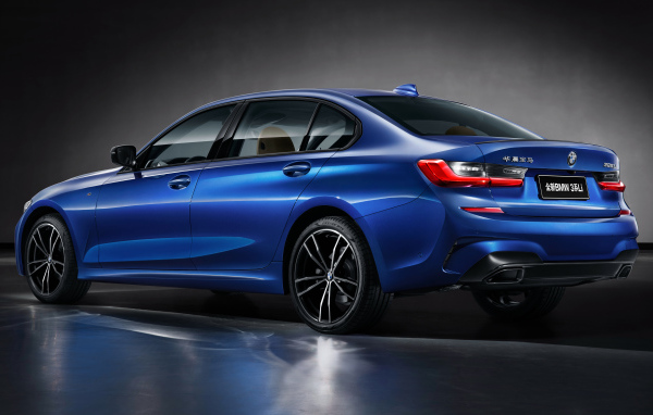 Синий автомобиль BMW 325Li M Sport, вид сзади