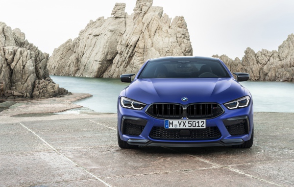 Синий BMW M8 Competition Coupe, 2019 года у воды