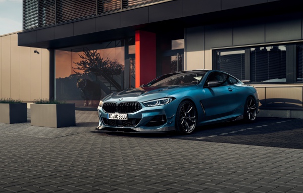 Автомобиль BMW I8 AC Schnitzer ACS8 стоит у дома