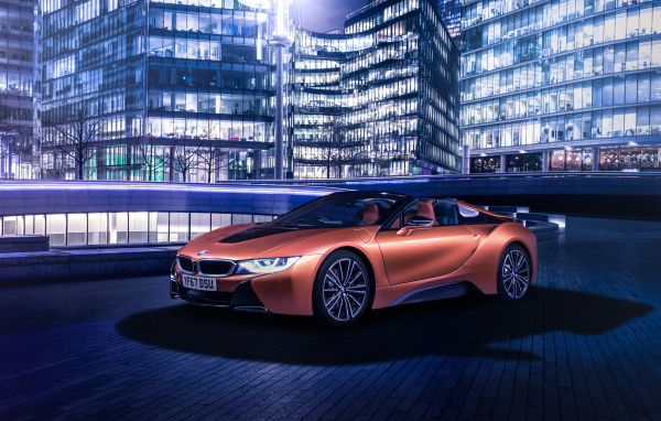 Дорогой оранжевый автомобиль BMW i8 на фоне здания