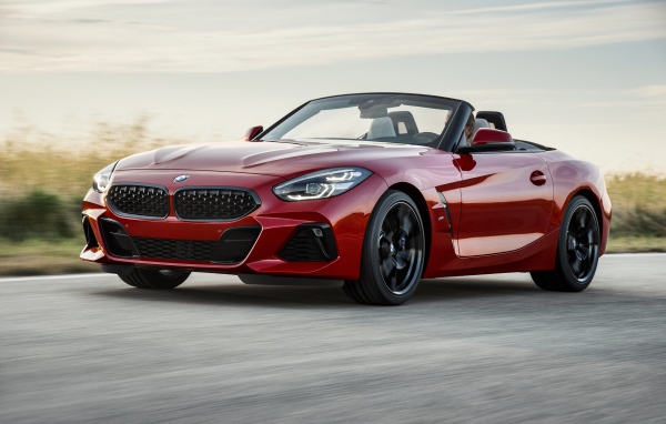 Красный автомобиль кабриолет BMW Z4 на дороге