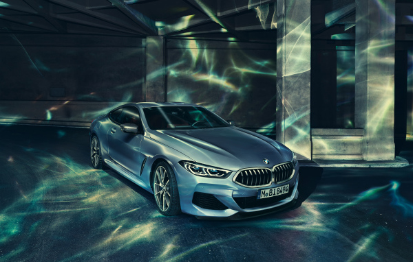 Серебристый автомобиль BMW 8 Series 2019 года 