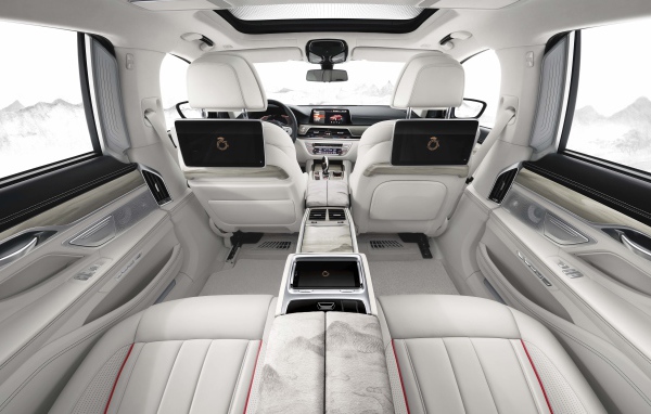 Просторный салон автомобиля BMW 7,  2019 года