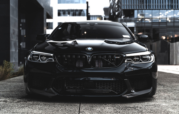 Стильный черный BMW M5 на улице