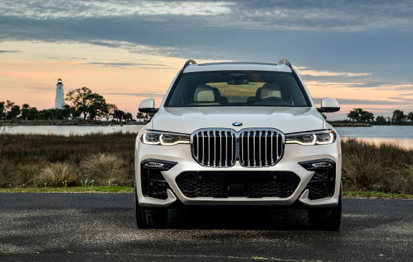 Белый внедорожник BMW X7 XDrive50i M Sport, 2020 года на фоне неба