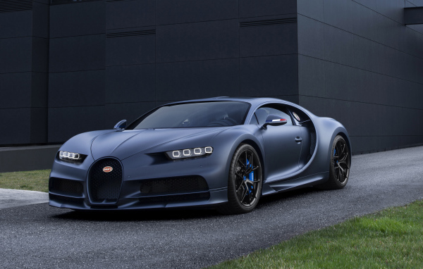 Спортивный автомобиль Bugatti Chiron Sport 110,  2019 года у черного здания 