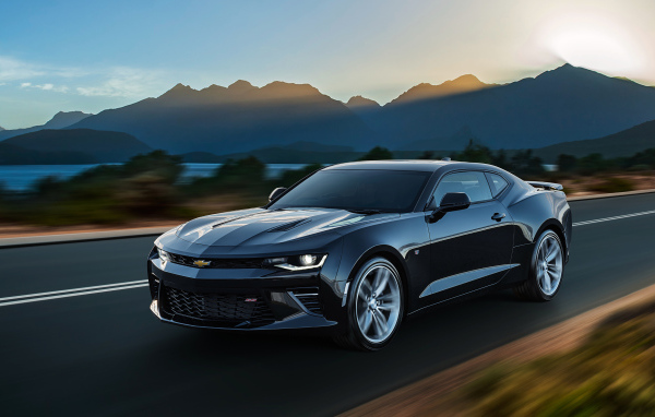 Черный автомобиль Chevrolet Camaro SS 2018 года на трассе