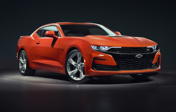 Красный автомобиль Chevrolet Camaro 2SS, 2019 года на сером фоне