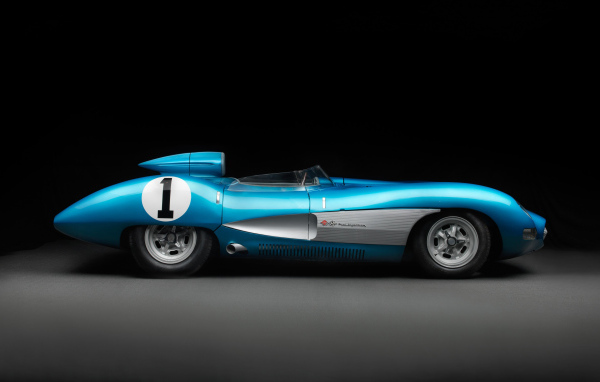 Спортивный ретро автомобиль Chevrolet Corvette SS XP 64,  1957 года на черном фоне