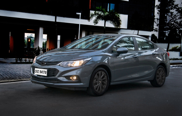 Серый автомобиль Chevrolet Cruze LT, 2018 года