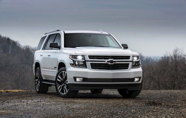 Белый внедорожник Chevrolet Tahoe