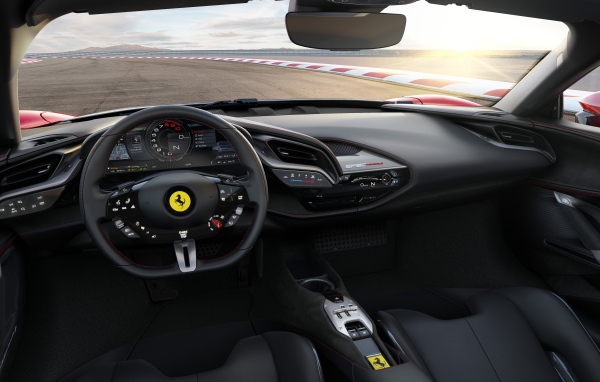 Черный кожаный салон автомобиля Ferrari SF90 Stradale, 2019 года
