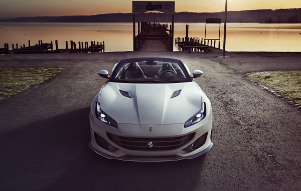 Быстрый автомобиль  Ferrari Portofino 2019 года вид спереди