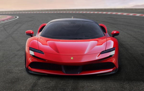 Красный спортивный Ferrari SF90 Stradale 2019 года на трассе