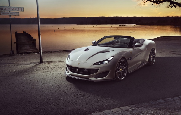 Серебристый кабриолет Ferrari Portofino 2019 года у воды