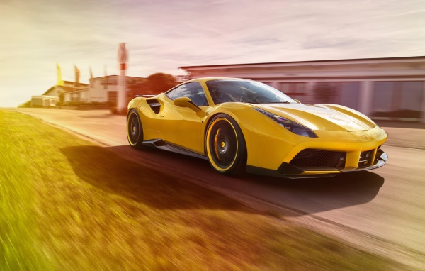 Желтый автомобиль Ferrari 488 GTB на трассе