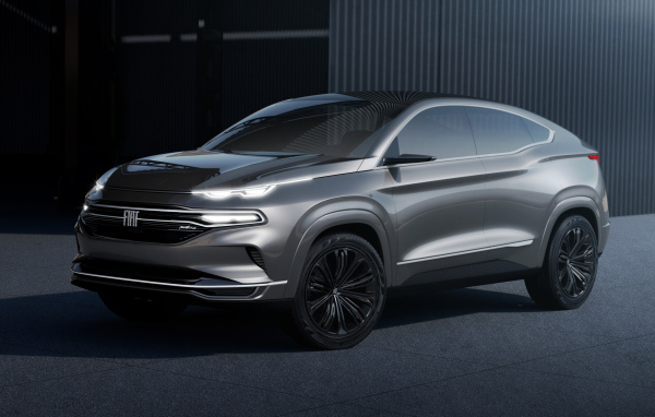 Серебристый внедорожник Fiat Fastback 2019 года у гаража 