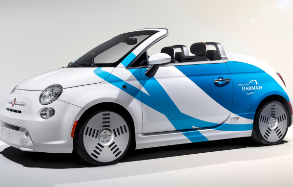 Минивен Fiat 500e,  2019 года на сером фоне