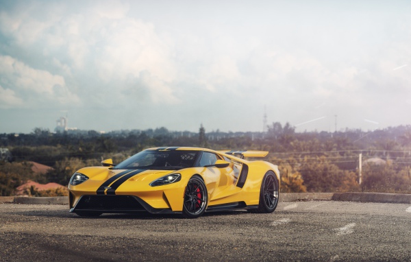 Спортивный желтый автомобиль Ford GT