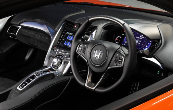 Черный кожаный салон автомобиля Honda NSX 2019 года