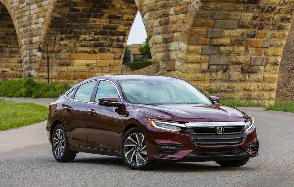 Бордовый автомобиль Honda Insight у моста
