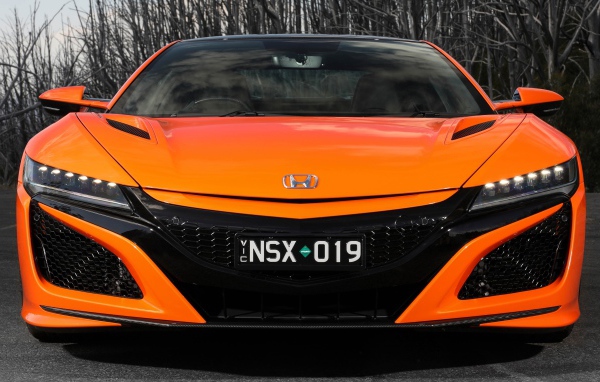 Оранжевый автомобиль Honda NSX 2019  вид спереди