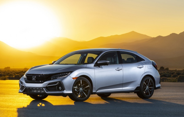 Серебристый Honda Civic Sport Touring, 2020 года в лучах солнца