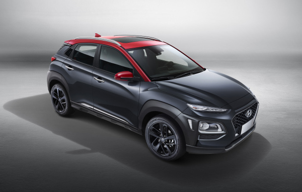 Серебристый автомобиль Hyundai Encino 2019 года на сером фоне
