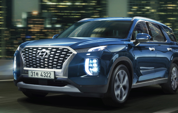 Синий автомобиль Hyundai Palisade 2020 года