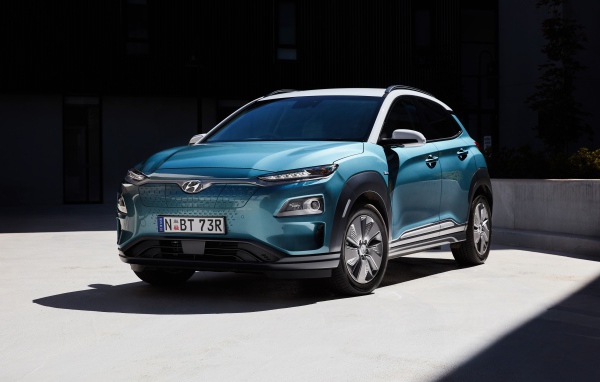 Синий электромобиль Hyundai Kona 2019 года