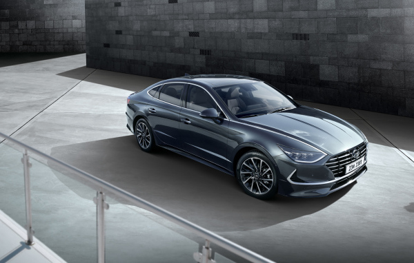 Автомобиль Hyundai Sonata 2019 года у стены